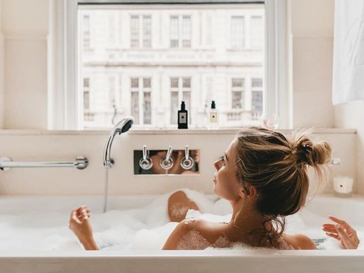 Explore 5 Benefits of Taking a Bath 11 mot nguoi phu nu dang thu gian trong bon tam day bot xa phong